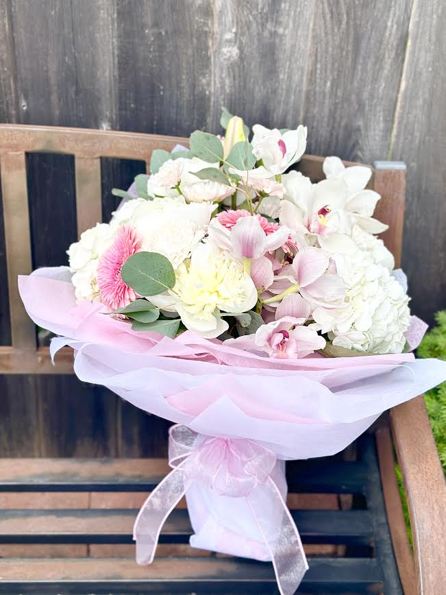 Seasonal Hand Tied Bouquet | B52
